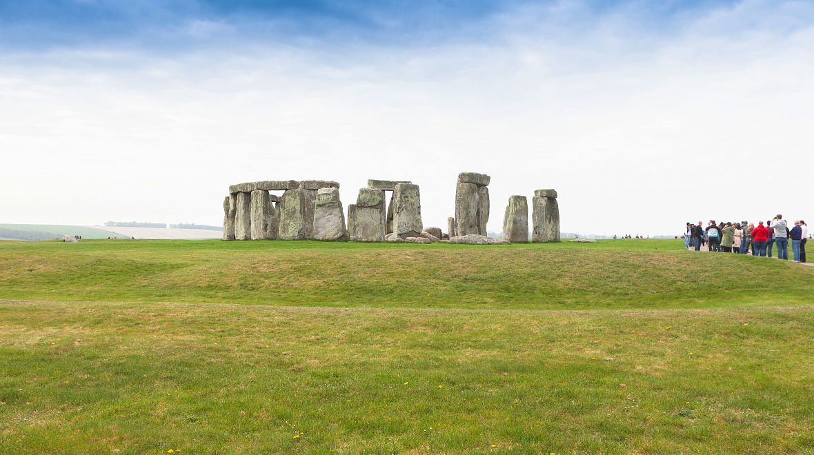 Turisty vozí autobusy k parkovišti, další pak k samotnému Stonehenge