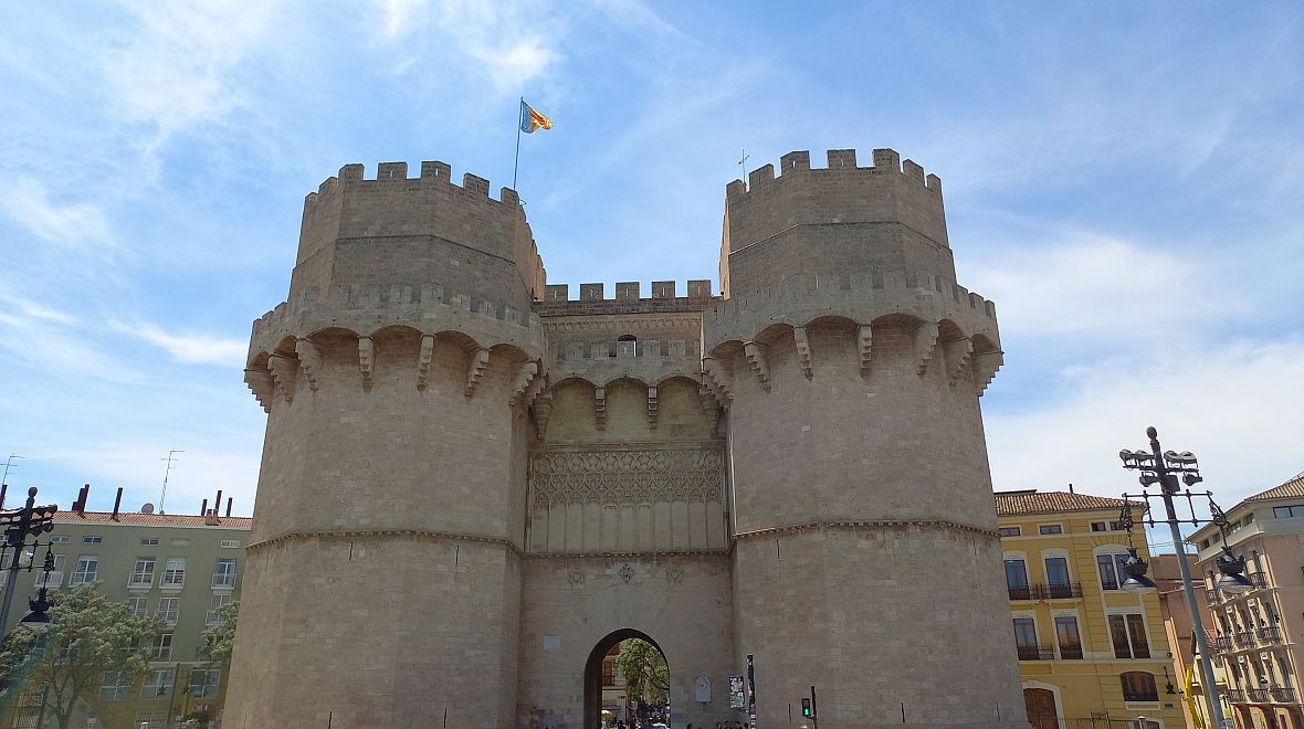 Věže Torres de Serranos – historický hlavní vstup do města se tu majestátně tyčí k nebi a zve nás k návštěvě města. Račte!