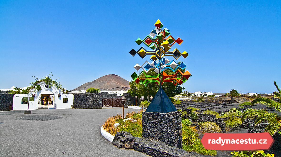 Rodák z Lanzarote César Manrique je autorem řady skulptur a kinetických soch. Tato z roku 1987 je jednou z nejznámějších.