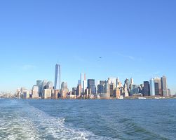 Výhled na Manhattan z lodi plující k soše Svobody