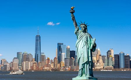 Socha Svobody tyčící se nad New Yorkem