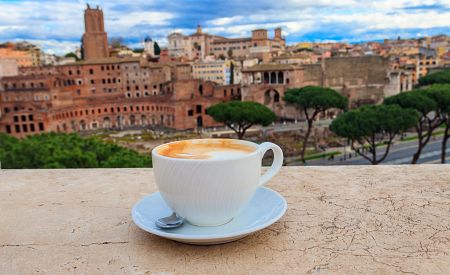Vychutnejte si pravou italskou kávu s výhledem na Forum Romanum…