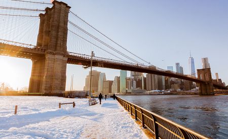 Brooklynský most v zimním hávu – neodmyslitelný symbol New Yorku