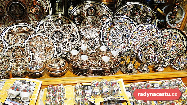 Barevné zboží na tržišti v Istanbulu