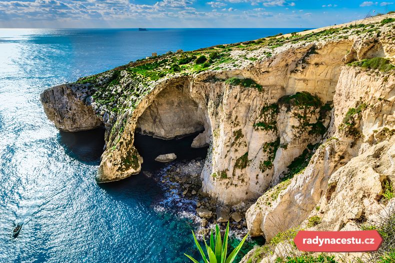 Blue Grotto z výšky působí kouzelně. Ještě víc na vás ale udělá dojem, až vstoupíte do jeskyně a spatříte úžasně modrou hladinu.